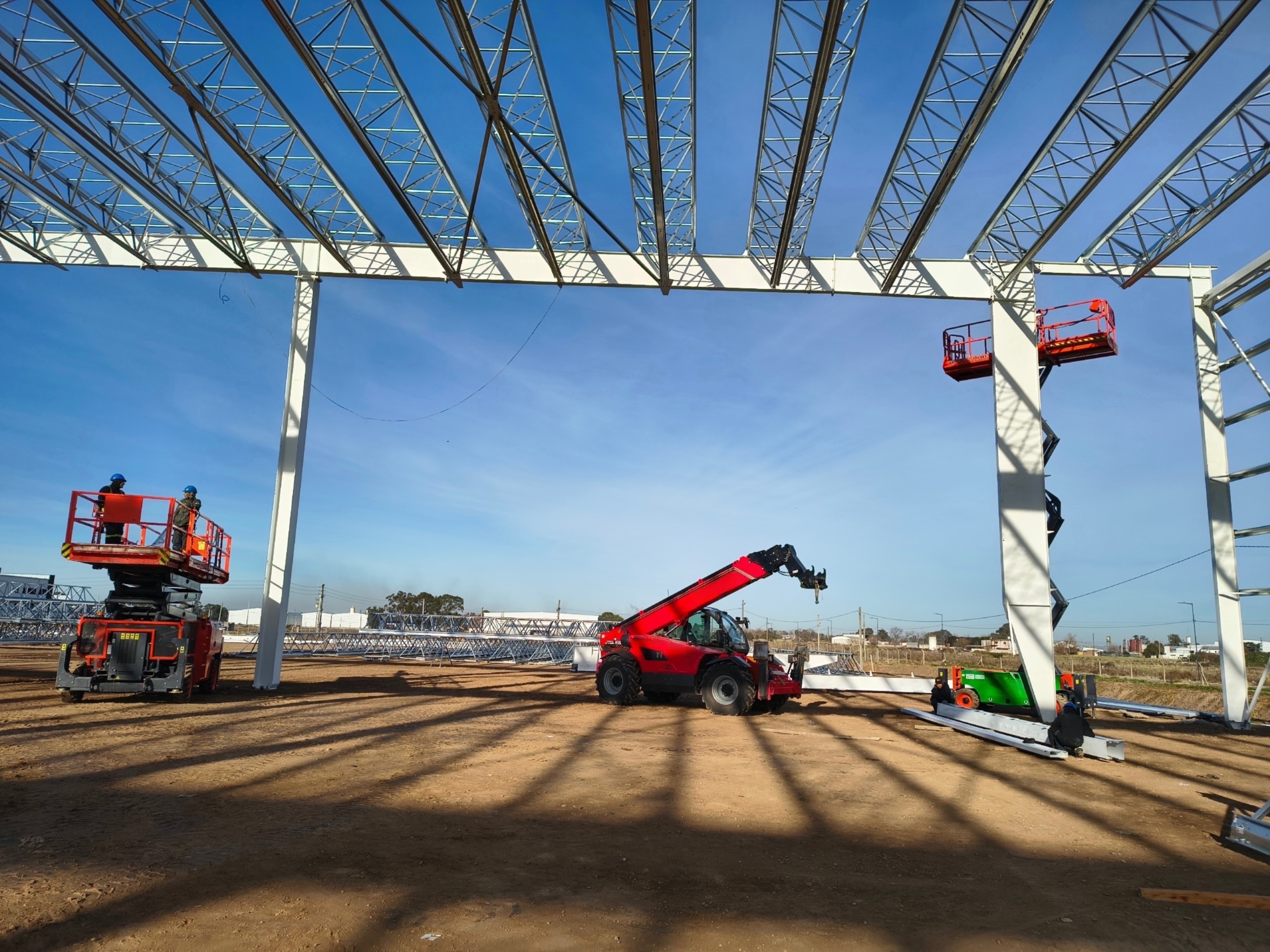 Obra en construcción con equipos de elevación